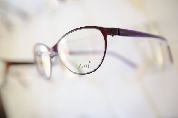 Brille vor hellem Hintergrund